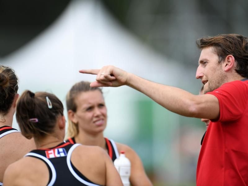 Trainer Xavier Reckinger spricht mit seinen Spielerinnen. Foto: Andreas Gebert