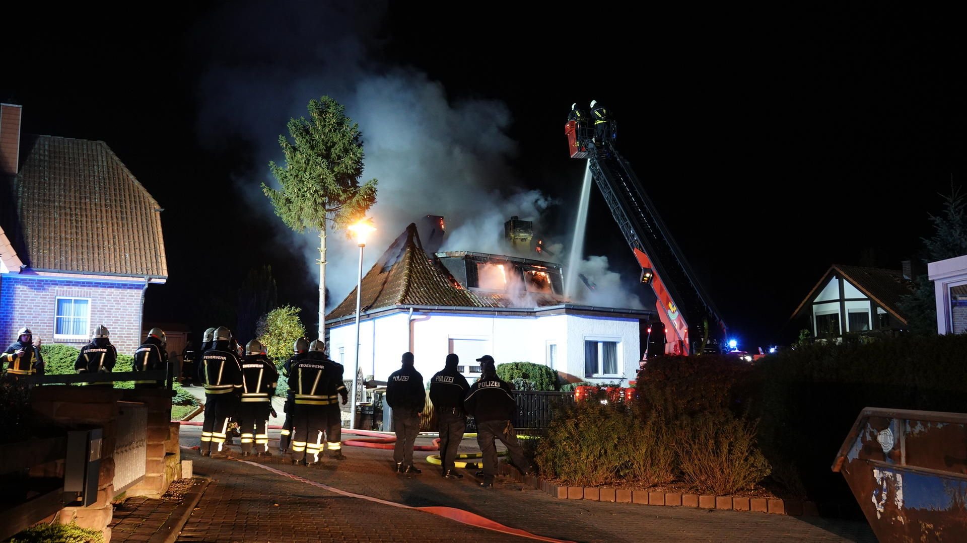 Die Flammen breiteten sich schnell in dem Haus aus, nach kurzer Zeit brannte es in voller Ausdehnung.
