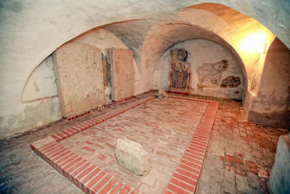 Sehr selten wird die Mittelgruft von St. Marien mit der Grabplatte Georg III. geöffnet. Am Samstag, 27. April, ist das Gewölbe öffentlich zugänglich.