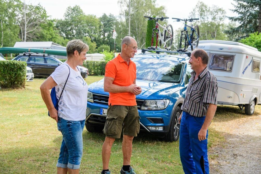 Willkommen in Bad Bibra: Gerald Schaepmann (r.) begrüßt Ulla und Günter Hanke aus Leipzig auf dem Campingplatz.