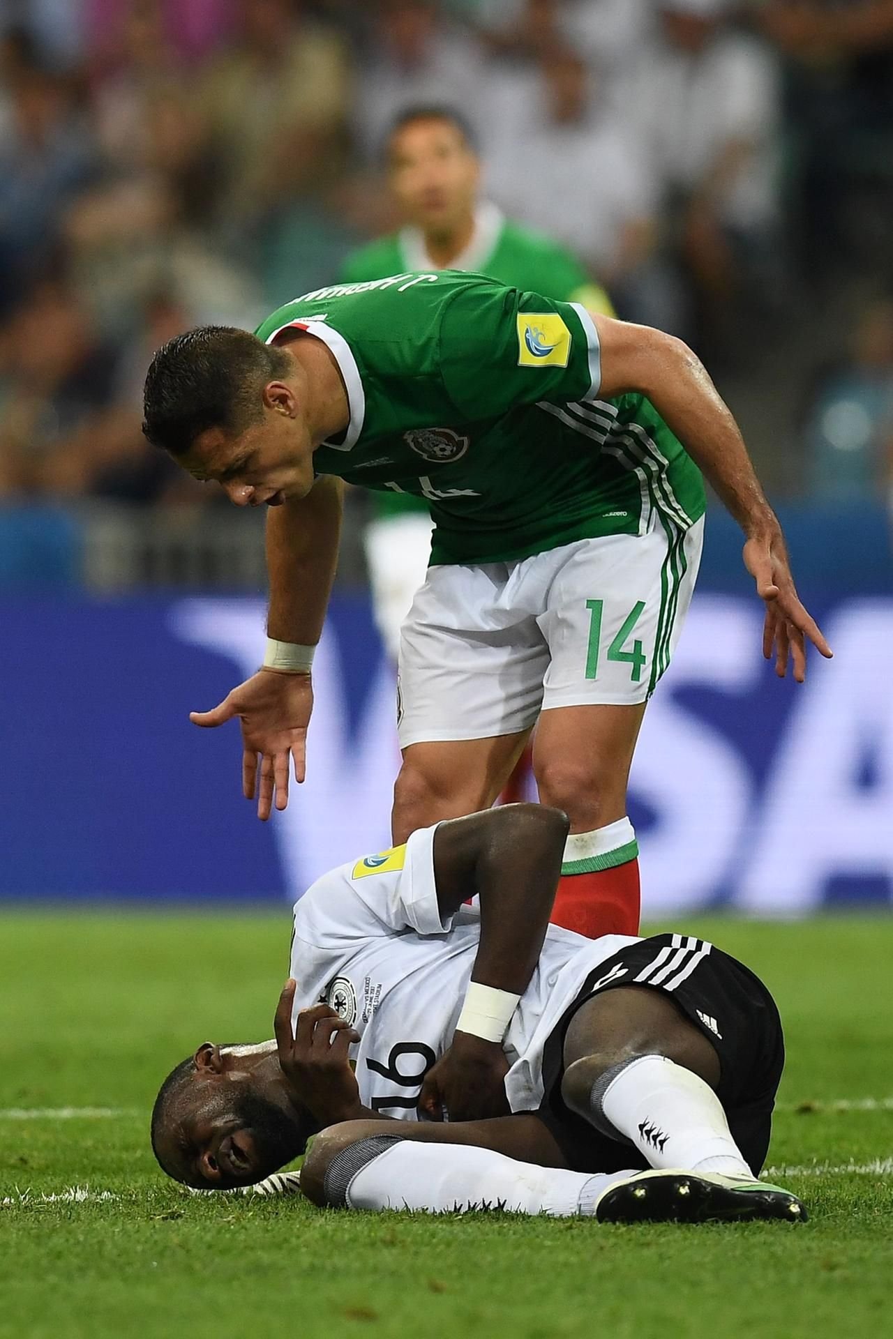 Antonio Rüdiger liegt während des Spiels Deutschland-Mexiko auf dem Rasen.