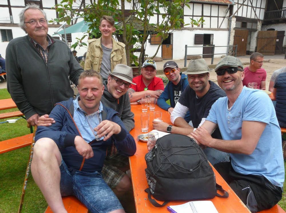 Diese Gruppe aus Großleinungen pausiert in Drebsdorf.