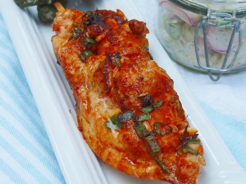 Die Marinade macht's: Das Hähnchen wird vor dem Grillen mit einer Mischung aus Chili, Knoblauch, Thymian und Paprika eingerieben. Foto: Doreen Hassek/dekoreen.blogspot.com/dpa-tmn