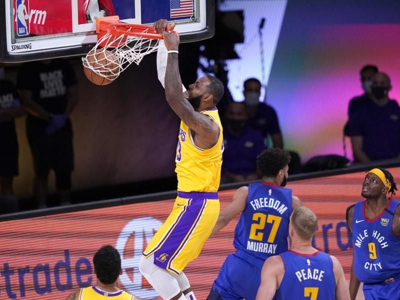 LeBron James von den Los Angeles Lakers (oben) punktet und hängt am Korb. Foto: Mark J. Terrill/AP/dpa