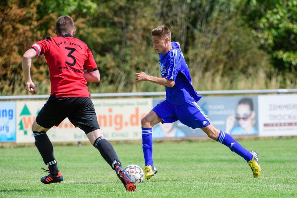 Der Bad Kösener Jonas Porsche (r.) glänzte am Sonntag beim 7:1-Testspielheimsieg gegen Eintracht Wickerstedt mit drei Treffern.