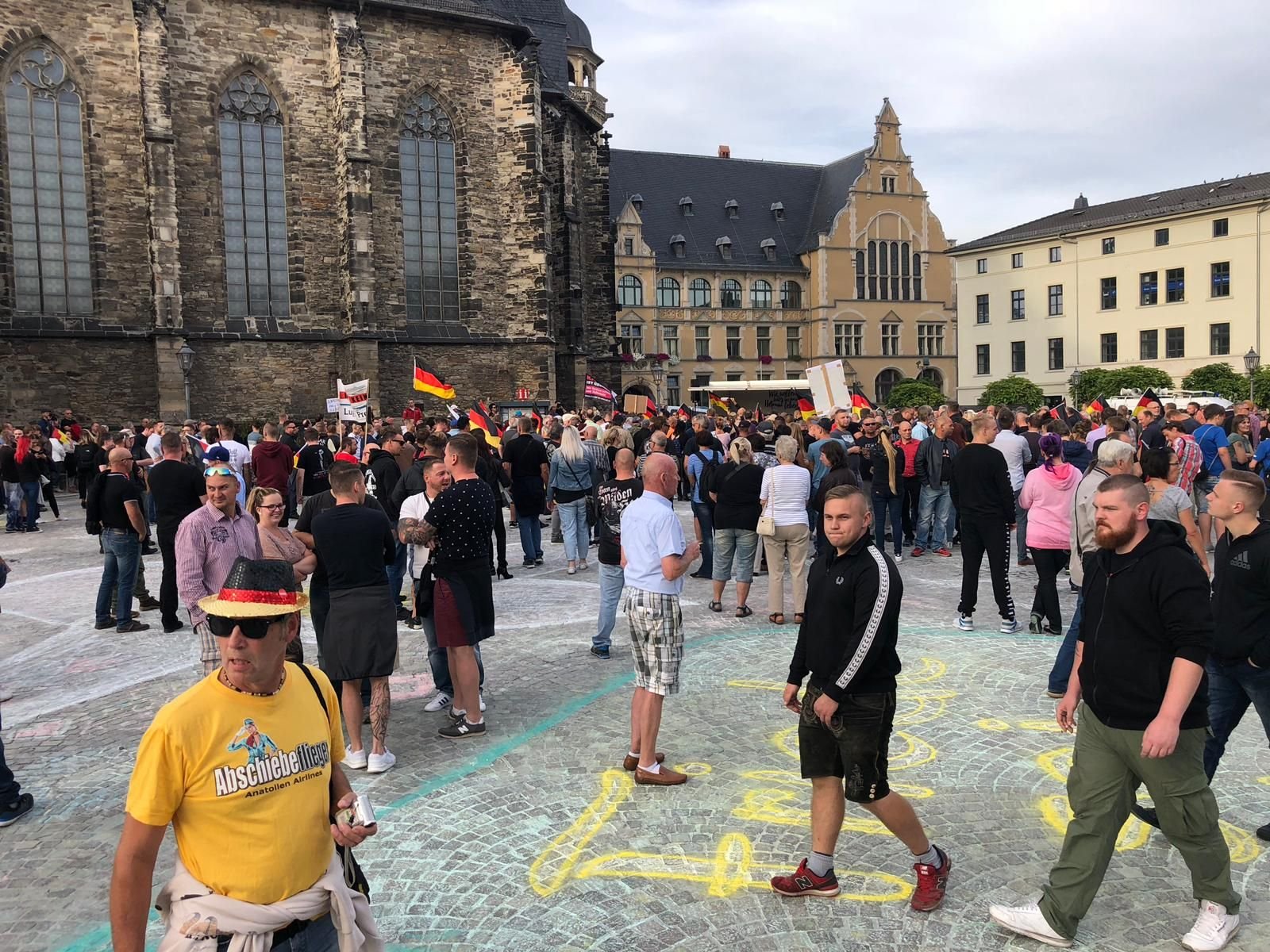 Auf dem Marktplatz in Köthen wehen Deutschlandfahnen. Hier demonstrieren die Rechten nach einem Aufruf des Bündnisses „Zukunft Heimat“.