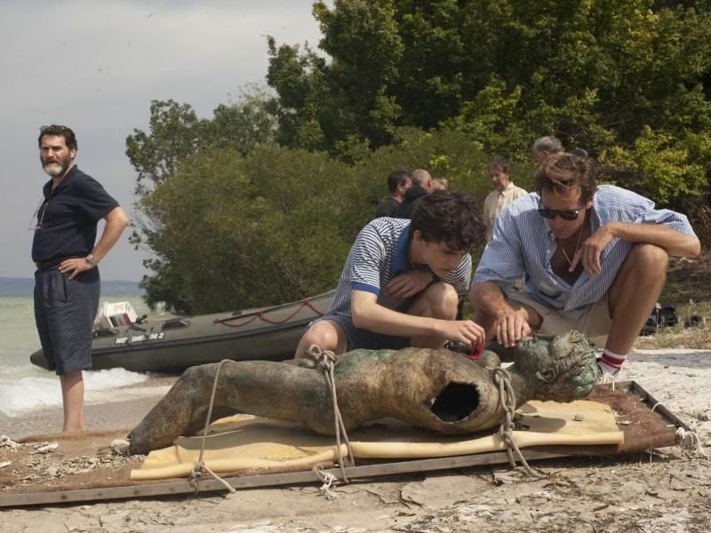 Elio (Timothee Chalamet, M) verbringt auf dem italienischen Landsitz seiner Eltern Zeit mit dem geistreichen Oliver (Armie Hammer, r) Foto: /Sony Pictures