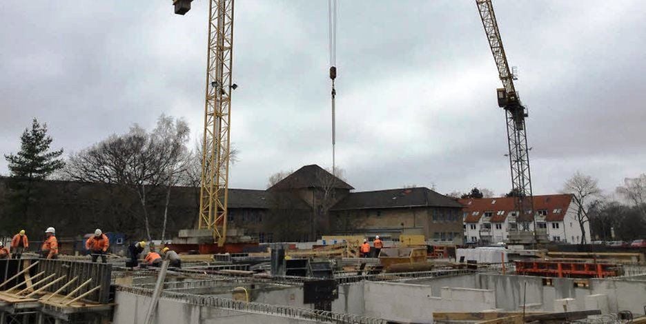 Vorn entsteht eine Tiefgarage, die ehemalige Diesterweg-Schule dahinter bleibt noch eine Weile, wie sie ist.