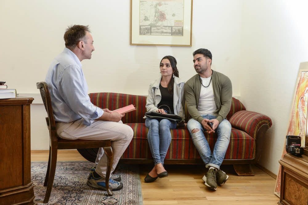 Anwalt Wolfgang Breidenbach (l.) berät die Afghanin Soosan Jafari und ihren Bruder Mohammad. Beide sind 2015 nach Deutschland geflüchtet.