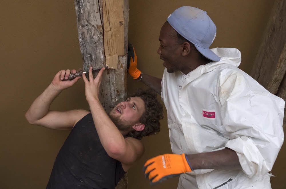 Zusammen mit Ibrahim Bah fügt Korbinian Stern (l.) ein fehlendes Element im Deckenbalken ein.