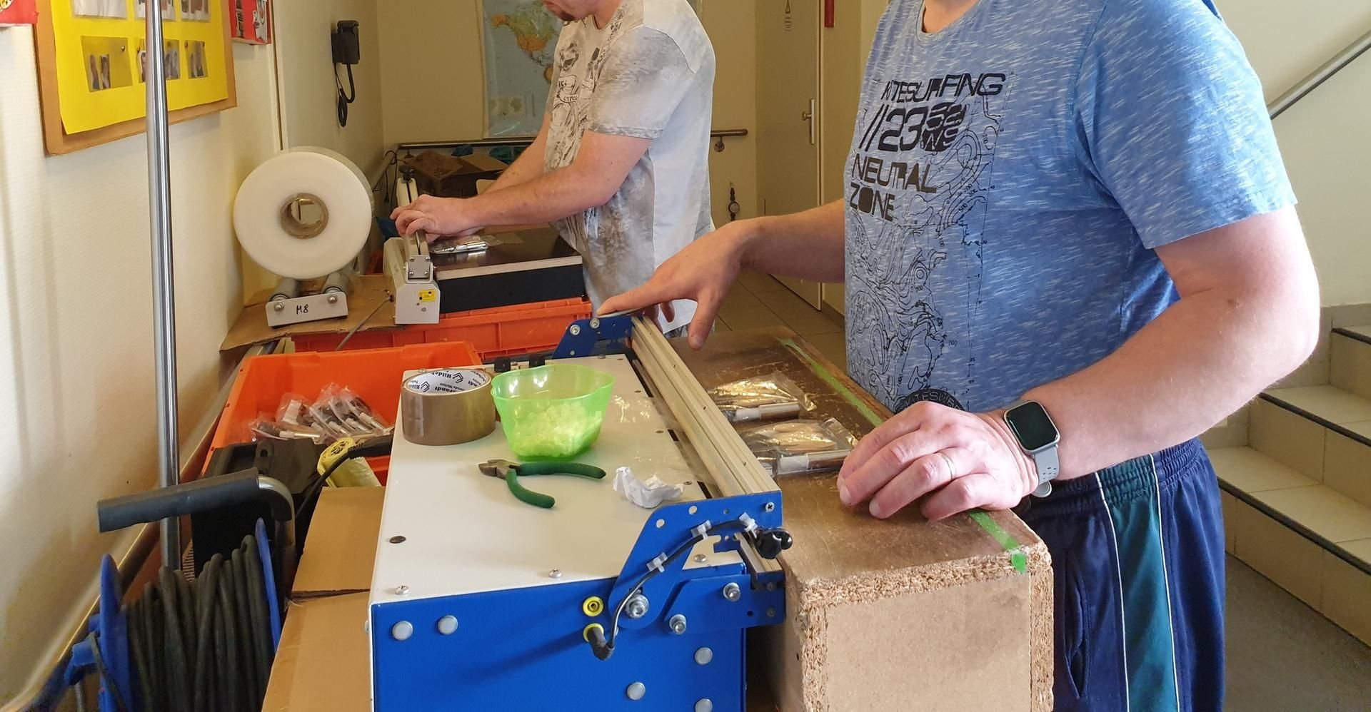 Auch aus therapeutischen Gründen und damit ihnen die redensartliche Decke nicht auf den Kopf fällt, arbeiten die Bewohner der Lebenshilfe-Wohnstätte während der Corona-Pause statt in der Werkstatt direkt in der Wohnstätte.