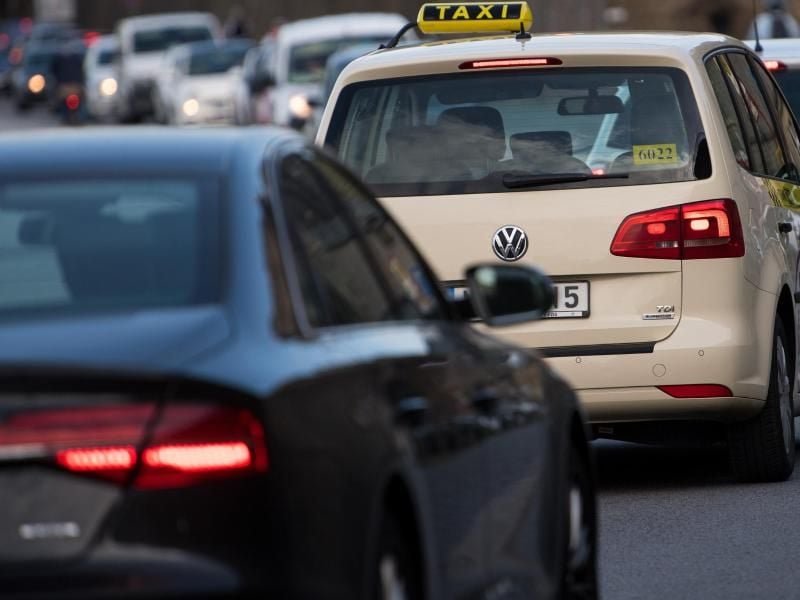 Wenn man die Spur wechselt, vom Straßenrand anfährt, einem Hindernis ausweicht oder beim Überholvorgang aus- und wieder einschert - auch dann muss geblinkt werden. Foto: Monika Skolimowska/dpa-Zentralbild/dpa/Symbolbild