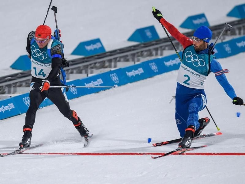 18.02.2018, Südkorea, Pyeongchang: Olympia, Biathlon, Massenstart, Herren , Alpensia Biathlon Zentrum: Simon Schempp (l) aus Deutschland und Martin Fourcade (r) aus Frankreich im Ziel. Foto: Hendrik Schmidt