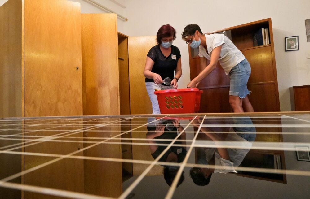 Sybille Pfeil (links) und Karoline Haufe räumen im Mutterhaus der Diakonie Schränke aus, die versteigert werden sollen.