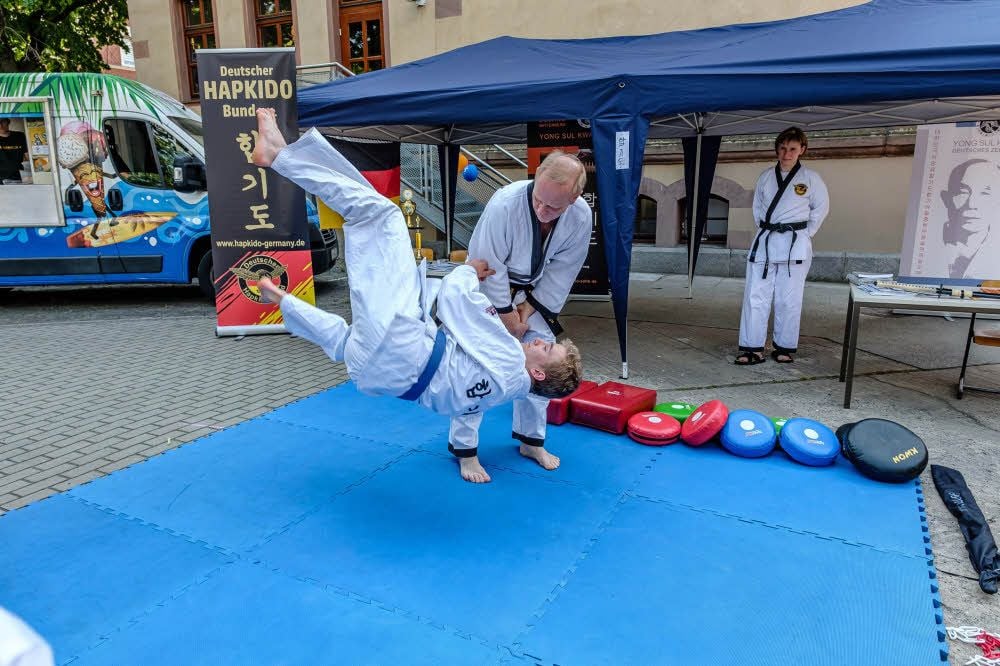 Volker Gößling, Trainer der Hapkido-Abteilung von Einheit, führte in der Diesterweg-Grundschule mit einem seiner Schüler einen Wurf vor. Mit der App MZ virtuell können Sie sich einen Eindruck von der koreanischen Kampfkunst verschaffen. Laden Sie dazu die kostenlose App auf Ihr Smartphone und scannen Sie dann dieses Bild, um das Video zu starten.