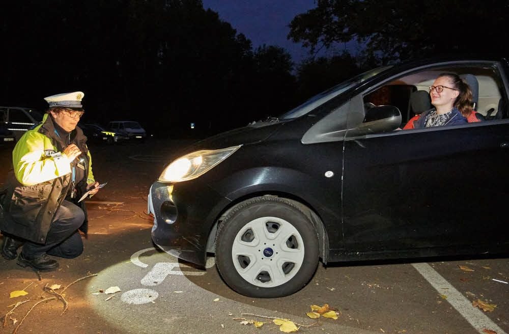 Das Ergebnis des Licht-Test von Polizeihauptmeisterin Antje Horn (links): Am Auto von Pia Saliger ist alles in bester Ordnung.