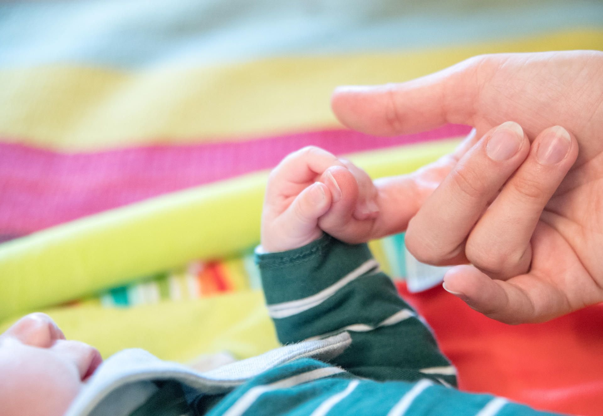 Bei Pflegeeltern, die ein Baby aufnehmen, wird darauf geachtet, dass sie noch nicht in Rente gehen, bevor das Kind volljährig ist.