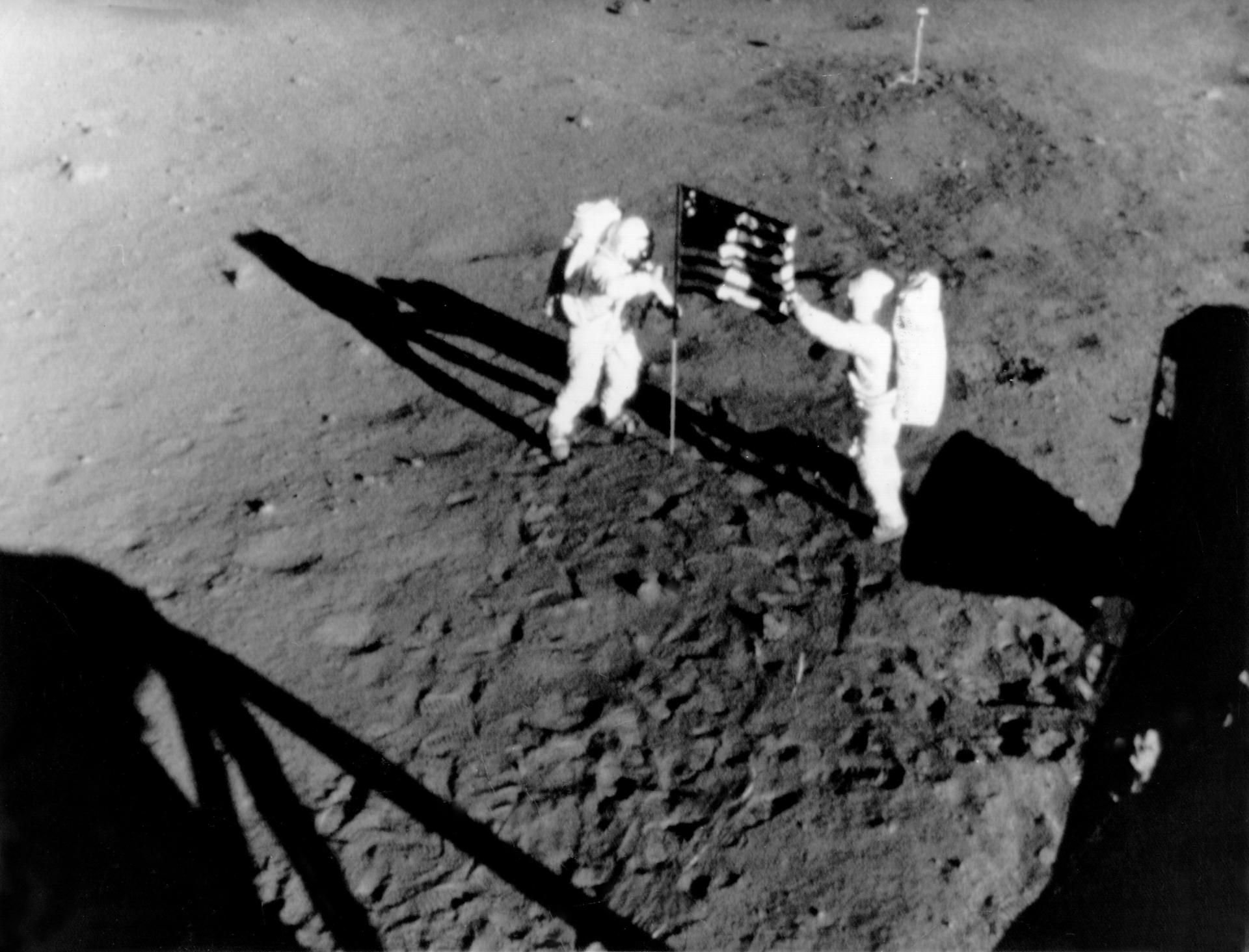 1969: Edwin Aldrin und Neil Armstrong stellen die amerikanische Flagge auf dem Mond auf.
