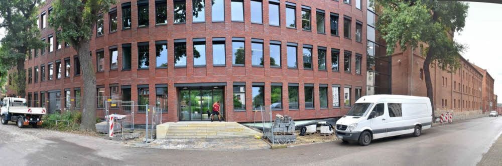 Der Erweiterungsbau des Verwaltungsgebäudes passt sich mit seiner Klinkerfassade nahtlos dem denkmalgeschützten Nachbargebäude an.
