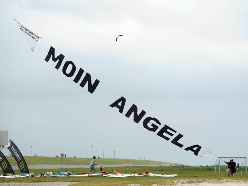 Ein Banner mit der Aufschrift "Moin Angela" im Jahr 2013. Foto: Sebastian Kahnert/Archiv