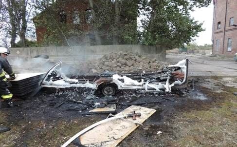 Von dem als Pausenraum genutzten Wohnwagen blieb nach dem Feuer nicht viel übrig.