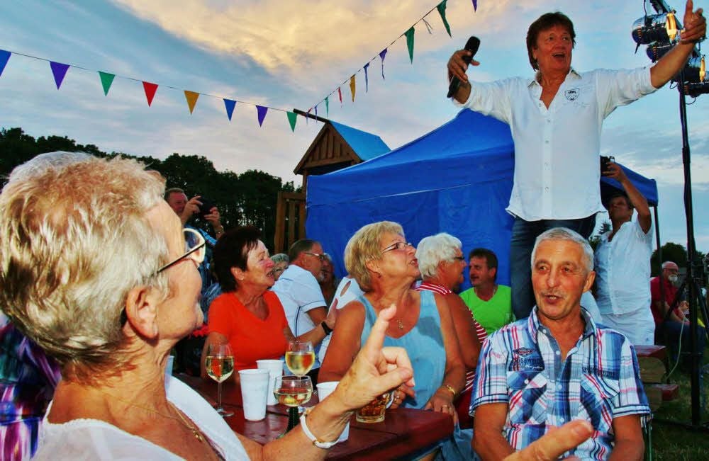 Der 73-jährige Andreas Holm sorgt bei seinen Fans in der Gartensparte für Stimmung.