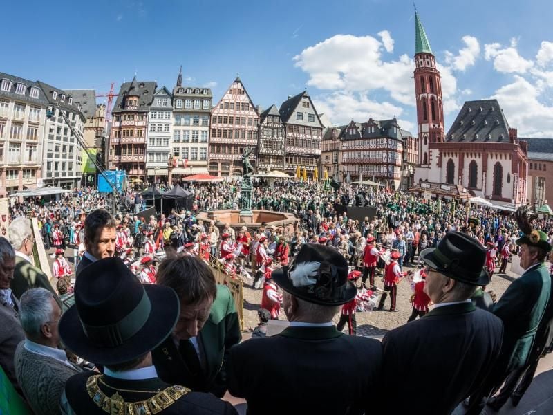 Der Römerberg bildet die Kulisse am Ende des Festumzugs mit mehreren tausend Teilnehmern. Foto: Frank Rumpenhorst
