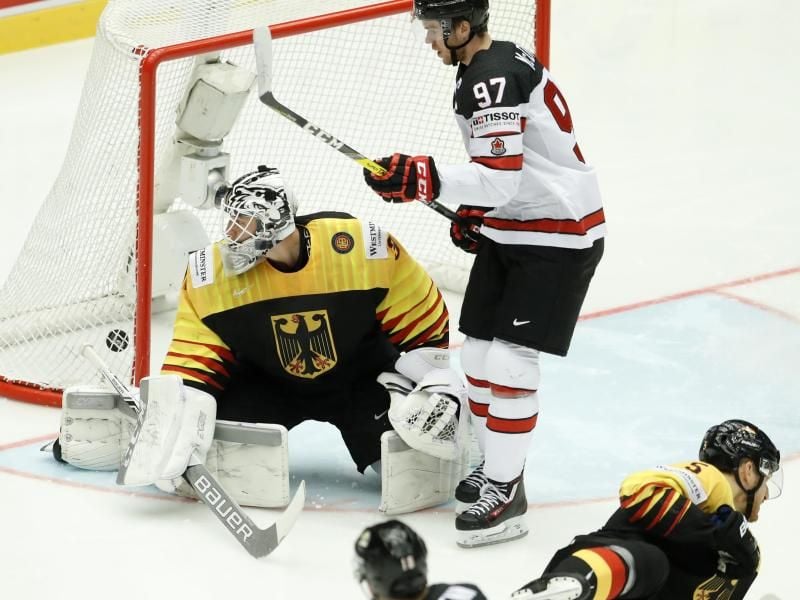 DEB-Torhüter Niklas Treutle (l) kann das Tor von Brayden Schenn nicht verhindern. Foto: Petr David Josek