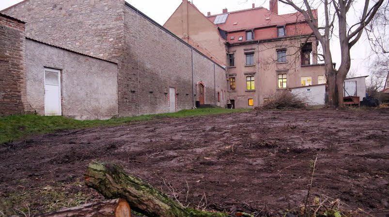 Zumindest von Unkraut wurde das Außengelände schon befreit.
