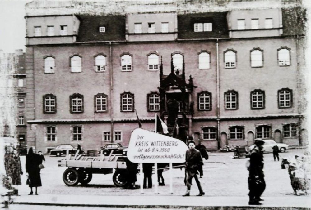 Kalle Ylikännö vor einem Plakat vor Wittenbergs Rathaus: Das Foto entstand im Frühjahr 1960, als der Finne zum ersten Mal in Luthers Stadt war.