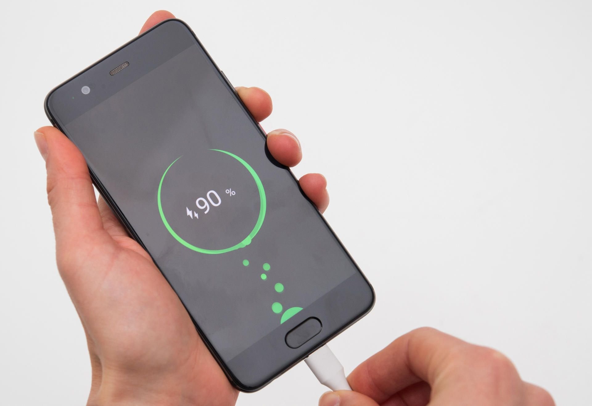 Sollte man das Handy immer komplett aufladen?