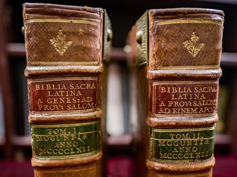 Die zwei Bände einer Bibel aus Gutenbergs Druckpresse. Foto: Axel Heimken/dpa