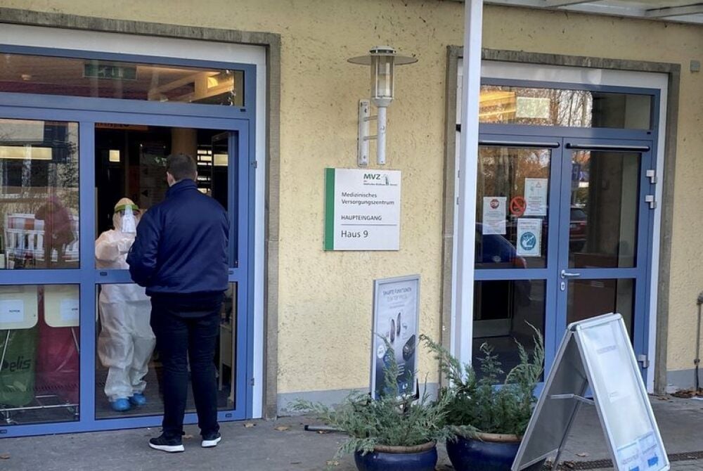 Wer vom Gesundheitsamt bei Covid-19-Verdacht zum Fieberzentrum geschickt wird, muss zum Haupteingang des MVZ im Auenweg gehen.