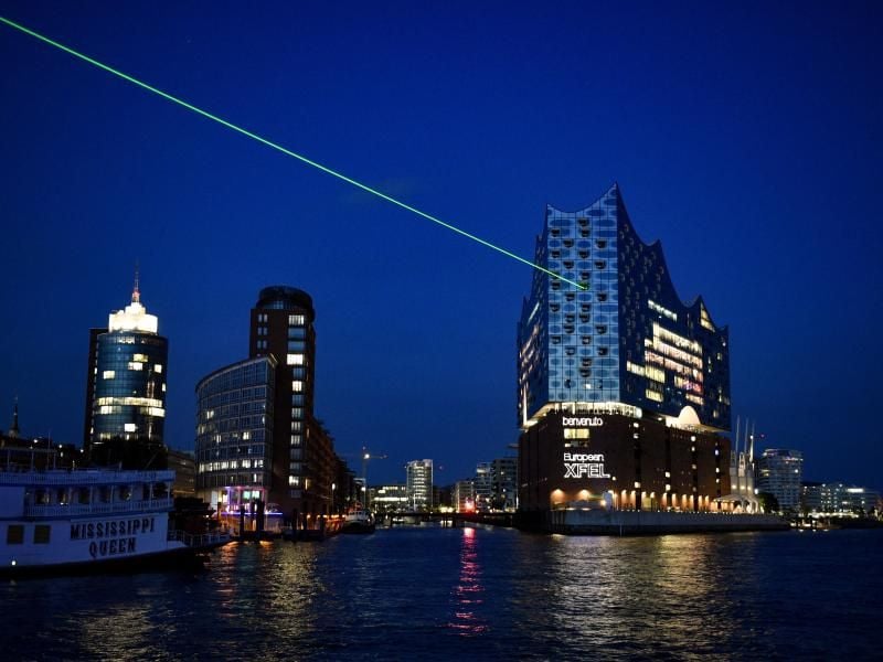 Laserstrahl von der Elbphilharmonie. Foto: Axel Heimken