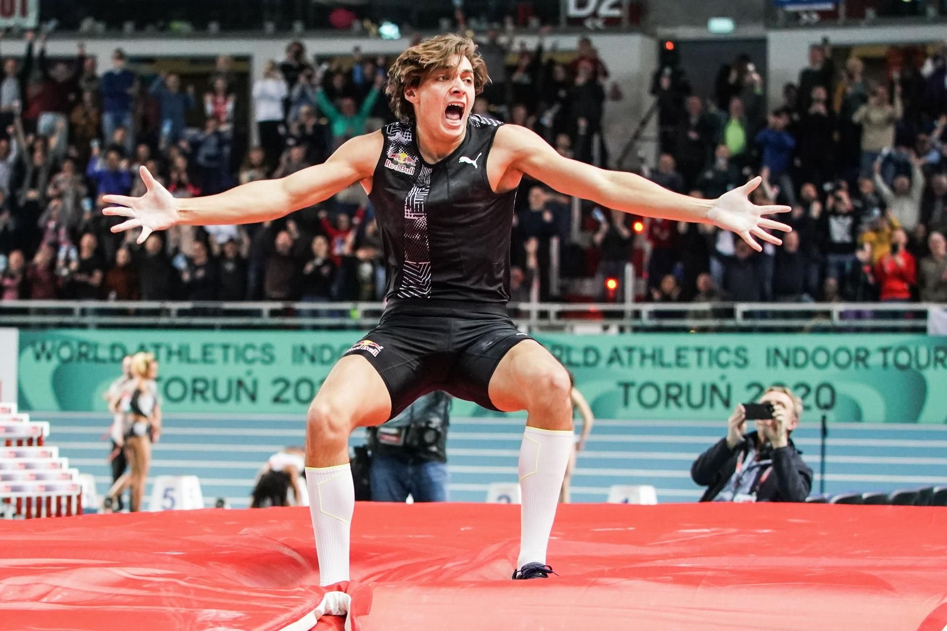 Armand Duplantis aus Schweden jubelt nach seinem Sprung bei der World Athletics Indoor Tour.