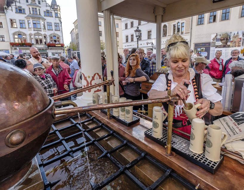Andrang herrschte bei der Premiere des „Bierbrunnens“ - das war am 10. September, zum Ende der Weltausstellung Reformation.