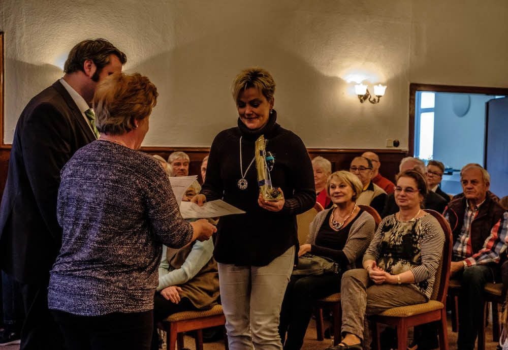 Carmen Matschok (re.) wurde für die Arbeit im Ruderclub Zschornewitz geehrt.
