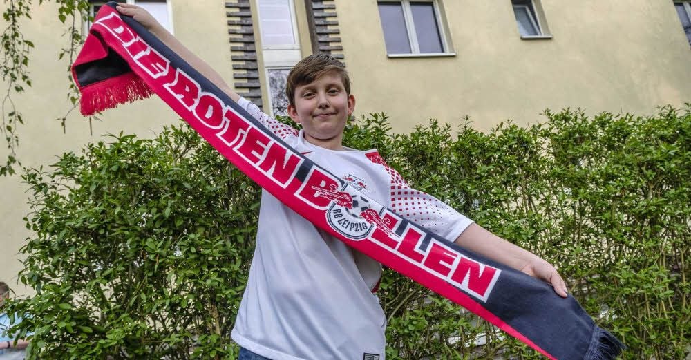 Leon Lukas hat sich wie 1.000 andere Kinder auch für den Auftritt in der Bundesliga beworben. Sein Traum hat sich erfüllt.