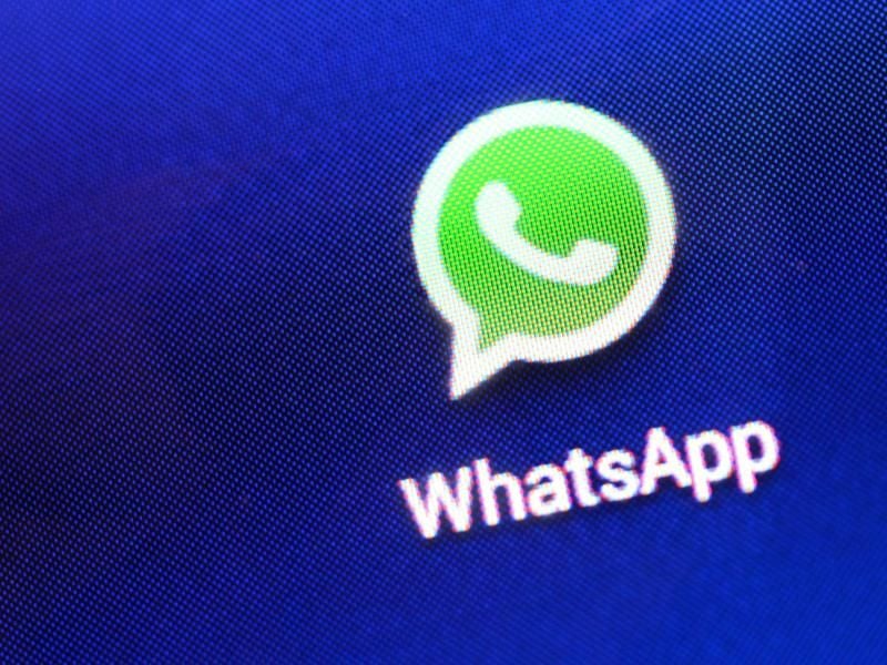 Auf einem Smartphone ist das Logo vom Instant-Messaging-Dienst WhatsApp zu sehen. Foto: Jens Kalaene/Archiv