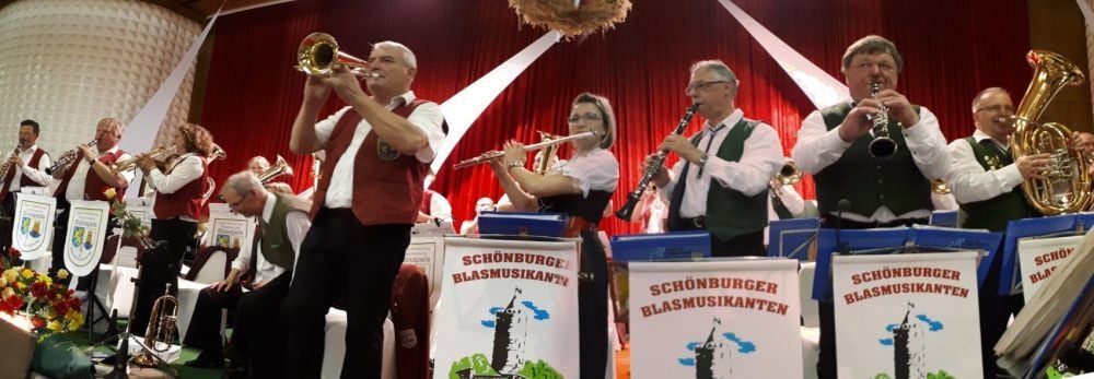 Schönburger und Ribnitz-Damgartener während eines Fünf-Stunden-Blasmusikmarathons im Oktober in Trinwillershagen.