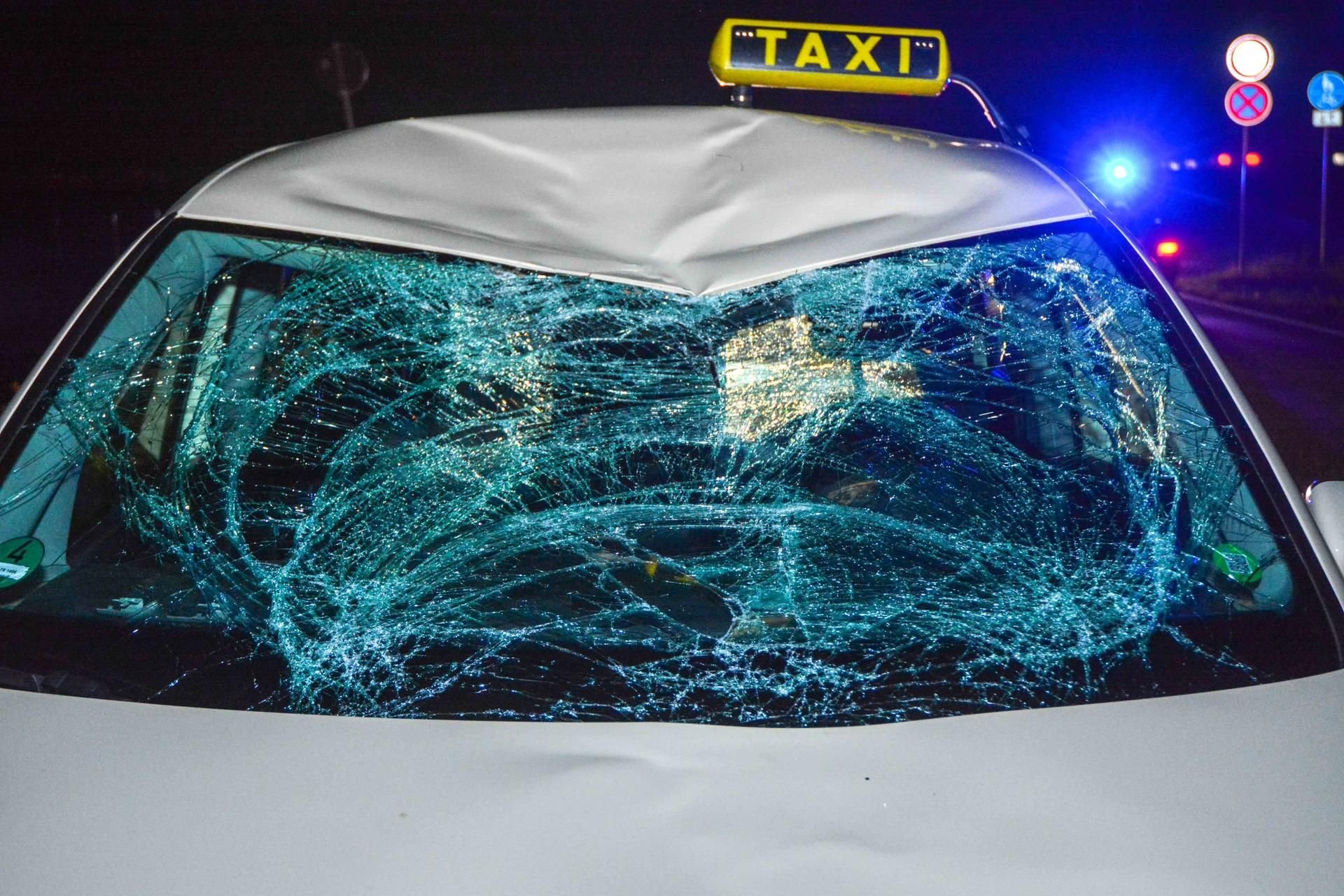 Bei einem Unfall auf der Salbker Chaussee in Magdeburg wurde ein Radfahrer schwer verletzt.