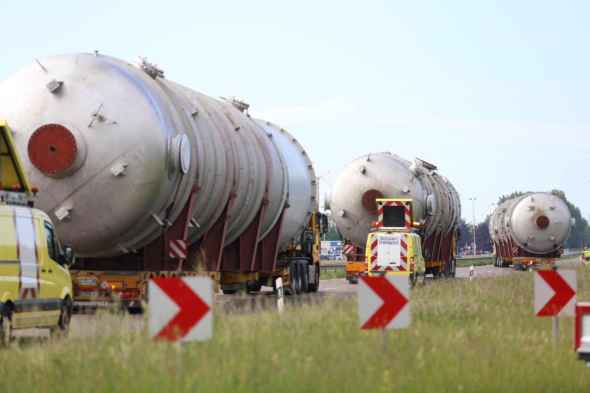 Schwerlasttransport bringt eine Chemieanlage von Quinn Chemicals von Leuna nach Pfützthal