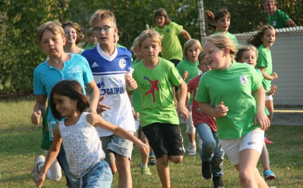 Eine Runde nach der anderen laufen die Kinder beim Sponsorenlauf in Schweinitz und sammeln damit Geld für die weitere Gestaltung ihres Schulhofgeländes.