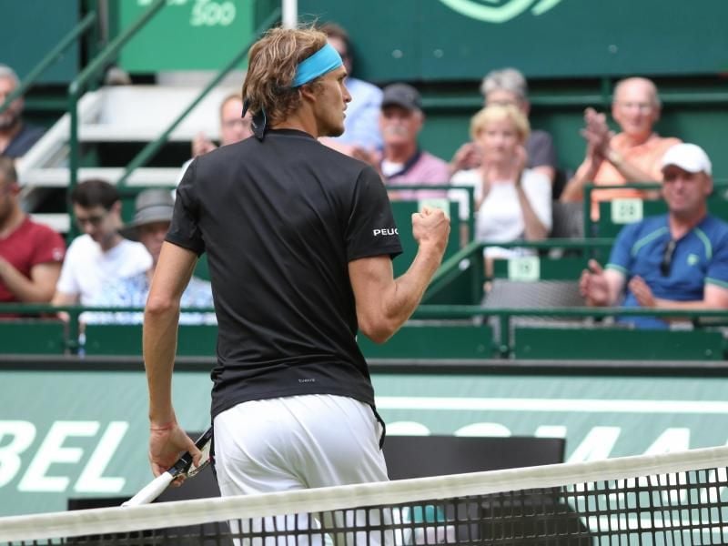 Alexander Zverev bejubelt seinen Einzug in die zweite Runde in Halle. Foto: Friso Gentsch
