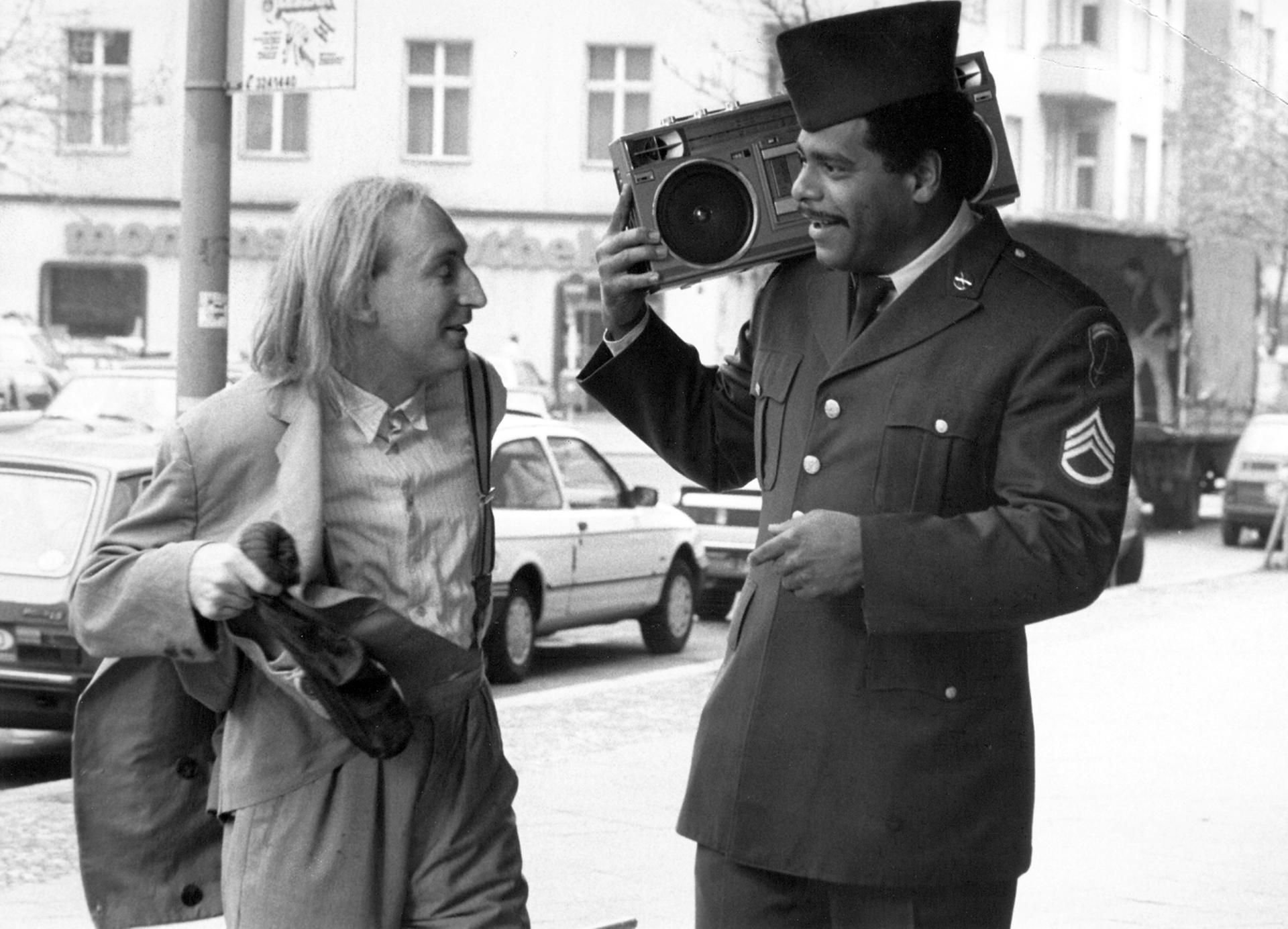 Otto Waalkes (l) und Günther Kaufmann als US-Soldat in einer Szene des Films «Otto - Der Film» (1985).