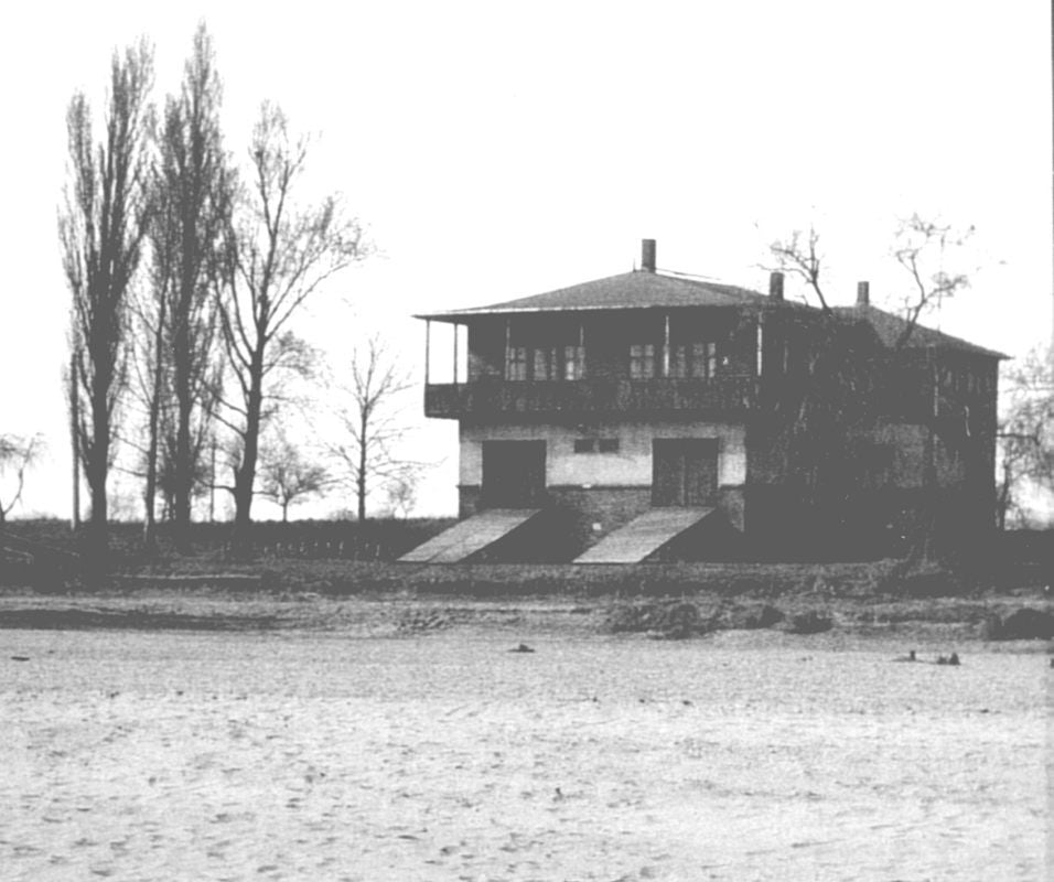 Das alte Bootshaus stand nahe der Bitterfelder Papierfabrik an der Mulde.