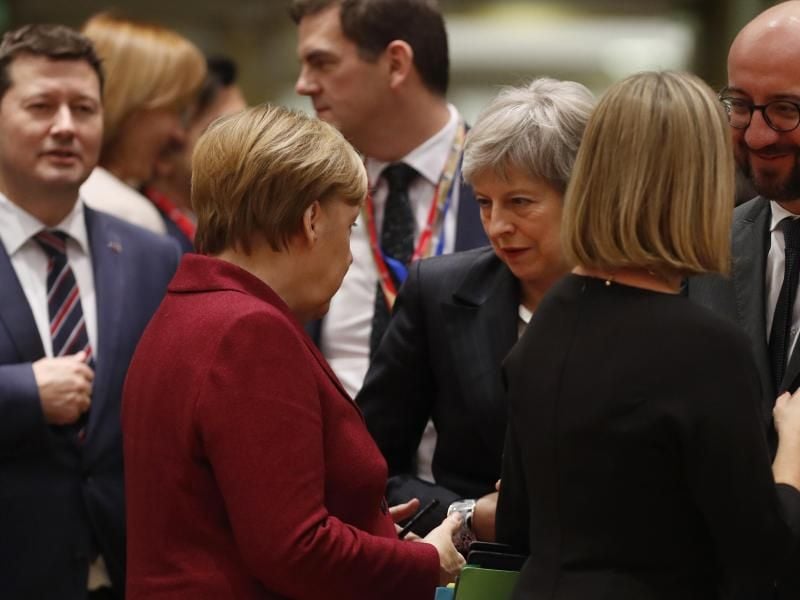 Zwiegespräch: Bundeskanzlerin Angela Merkel unterhält sich bei einem EU-Gipfel mit Theresa May. Foto: Alastair Grant/AP