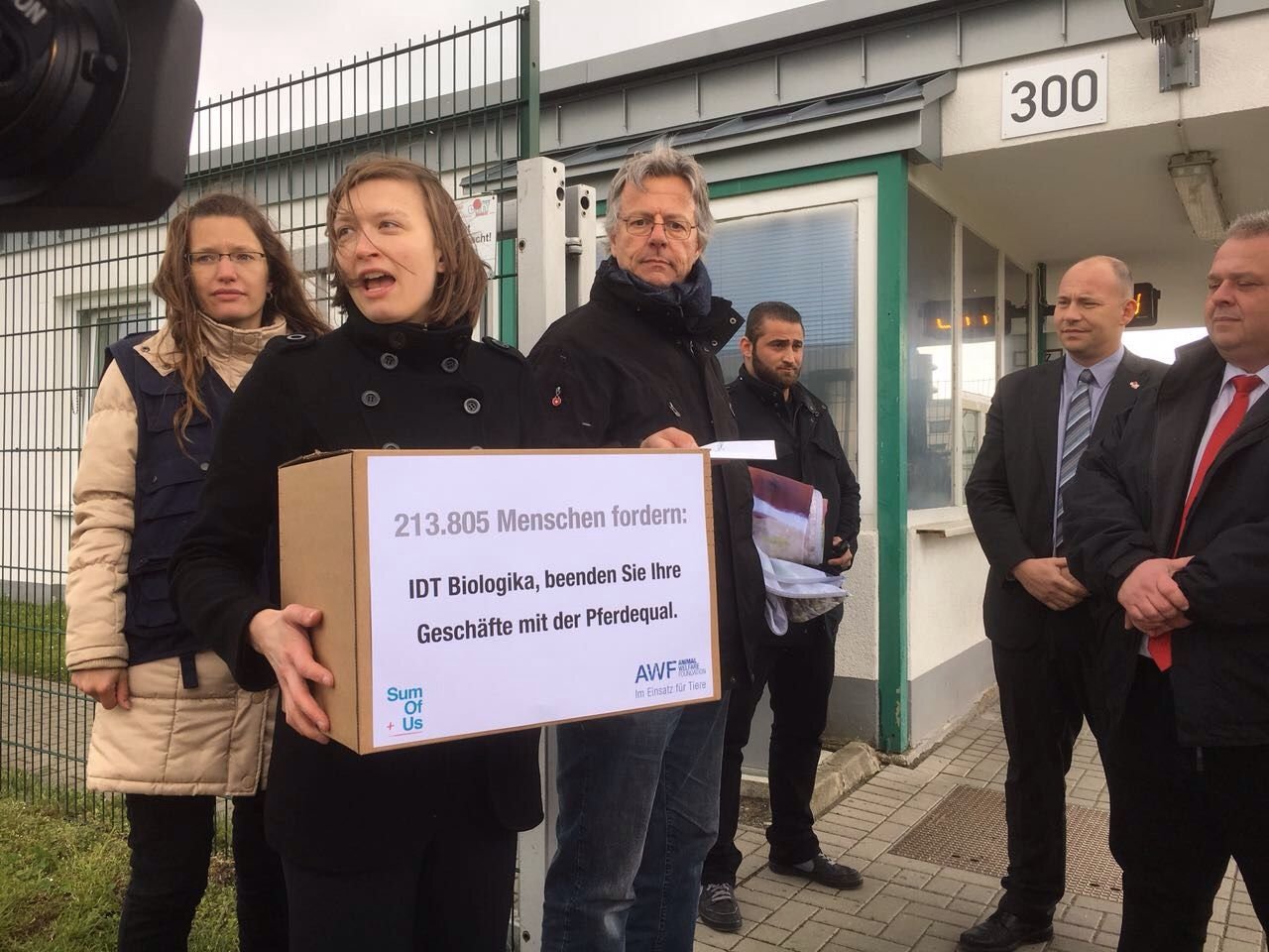 Tierschützer demonstrieren vor IDT Biologika.
