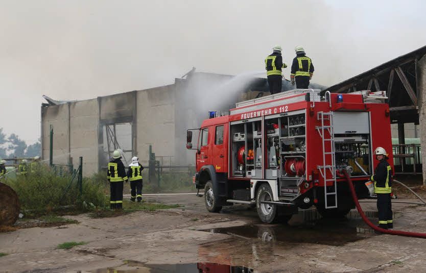 Von mehreren Seiten wurde das Feuer in einer Scheune in Mügeln bekämpft.