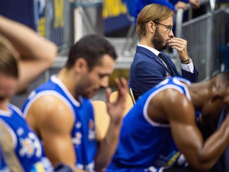 Jenas Cheftrainer Björn Harmsen (r) und Spieler auf der Bank reagieren enttäuscht auf eine Niederlage. Foto: Arne Immanuel Bänsch